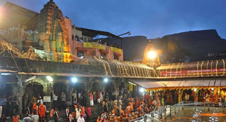 त्र्यंबकेश्वर मंदिर का किया गया शुद्धिकरण, ब्राह्मण महासंघ ने दी ये चेतावनी