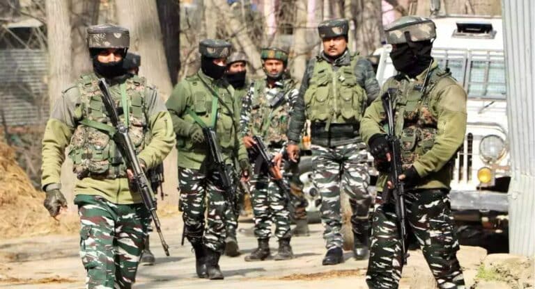 जम्मू-कश्मीर के कुलगाम में सेना और आतंकियों के बीच मुठभेड़