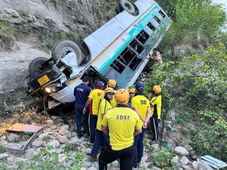 हरिद्वार में 41 यात्रियों से भरी बस पलटी, फिर क्या हुआ? जानिये, इस खबर में