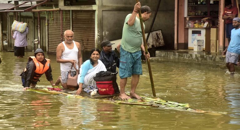 असम में भारी बारिशः 13 जिलों में पानी भरा, उफान पर ये तीन नदियां