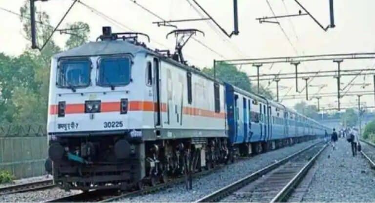 मुंबई और छपरा के बीच चलने वाली ग्रीष्मकालीन विशेष ट्रेनों की अवधि में विस्तार