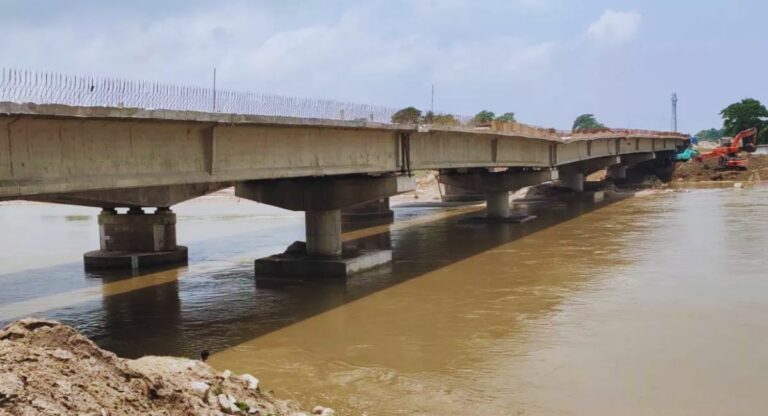 नितीश राज में एक और पुल का काम तमाम, जून महीने में दूसरी घटना