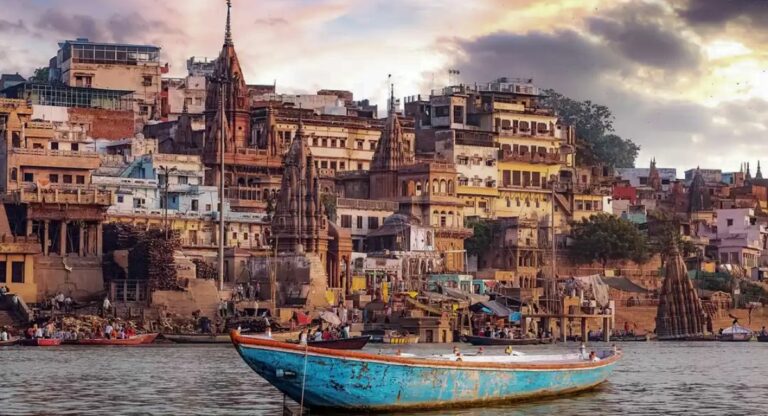 Varanasi Tourism: वाराणसी घूमने आ रहे हैं तो इन 10 जगहों पर जरूर जाएं, आपका पैसा जरूर वसूल होगा!