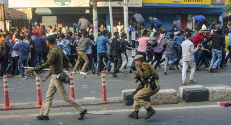 पश्चिम बंगाल पंचायत चुनाव: नामांकन के आखिरी दिन हिंसा, सुरक्षा में विफल ममता