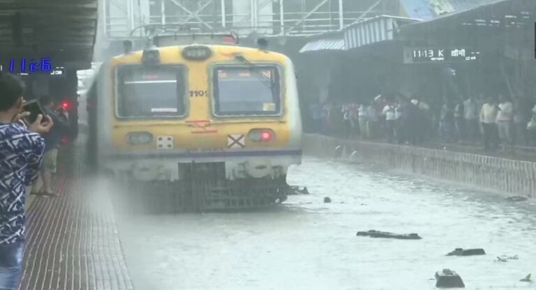 मुंबई और आसपास के उपनगरों में भारी बारिश, लोकल ट्रेनें भी प्रभावित