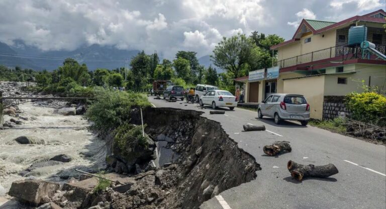 हिमाचल प्रदेश में मूसलाधार बारिश, बाढ़ और भूस्खलन से तबाही, देखें वीडियो