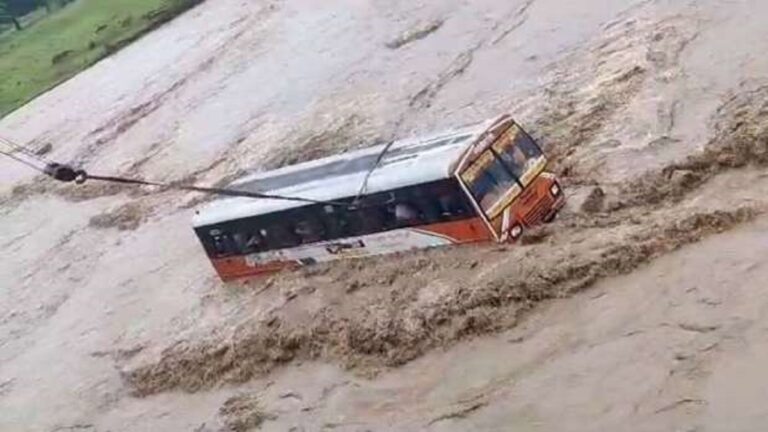 उत्तर प्रदेश: हरिद्वार जा रही बस नदी में फंसी, जेसीबी से यात्रियों का हुआ रेस्क्यू