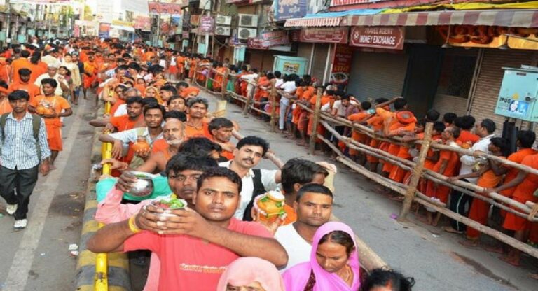 श्रावण मास के छठवें सोमवार की पूर्व संध्या पर बाबा विश्वनाथ के दरबार में ऐसा था दृश्य