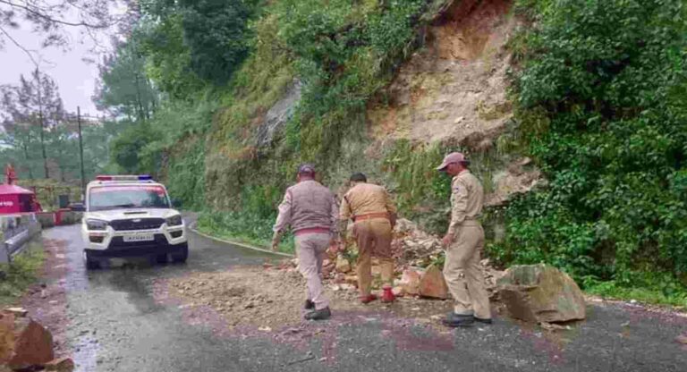  उत्तराखंड में मौसम को लेकर शासन-प्रशासन अलर्ट, 3 बॉर्डर मार्ग सहित इतनी सड़कें अवरुद्ध