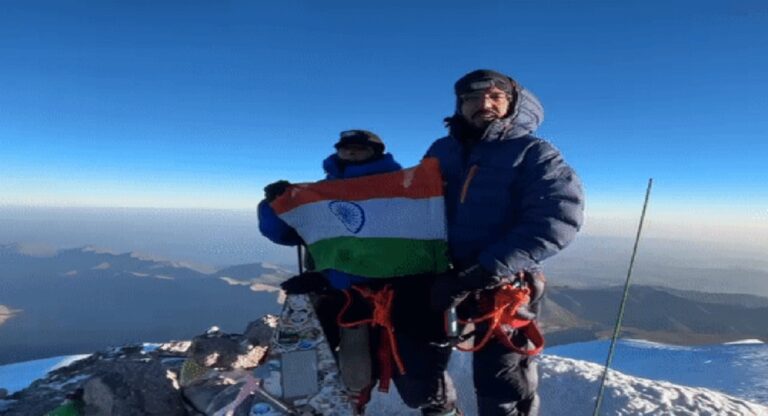 इस भारतीय दंपत्ति ने माउंट एल्ब्रुस पर फहराया तिरंगा, रच दिया ऐसा इतिहास