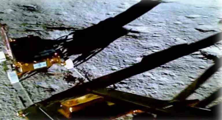 Moon पर मिला सल्फर, हाइड्रोजन की खोज में जुटा रोवर