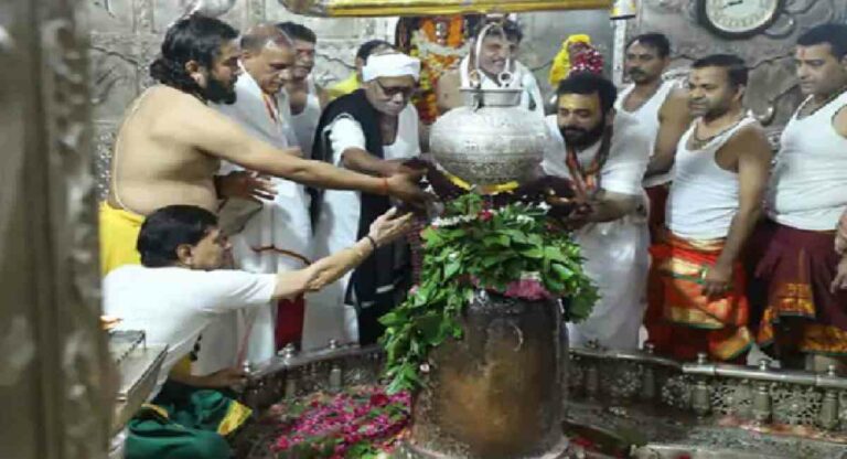 मंदिरों में वीआईपी कल्चर के खिलाफ मोरारी बापू, कही ये बात