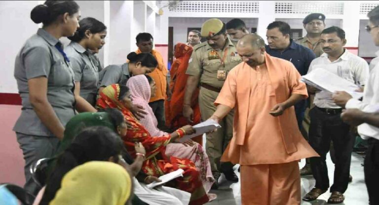 CM Yogi बोले, जरूरतमंदों तक पहुंचाएं योजनाओं का लाभ, पीड़ितों की सुनीं समस्याएं