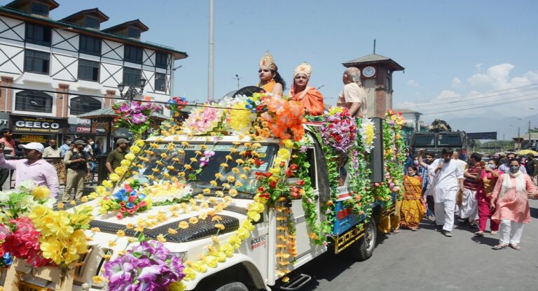 Srinagar: श्री कृष्ण जन्माष्टमी पर कश्मीरी पंडितों ने निकाली शोभा यात्रा, इन इलाकों से गुजरी झांकी