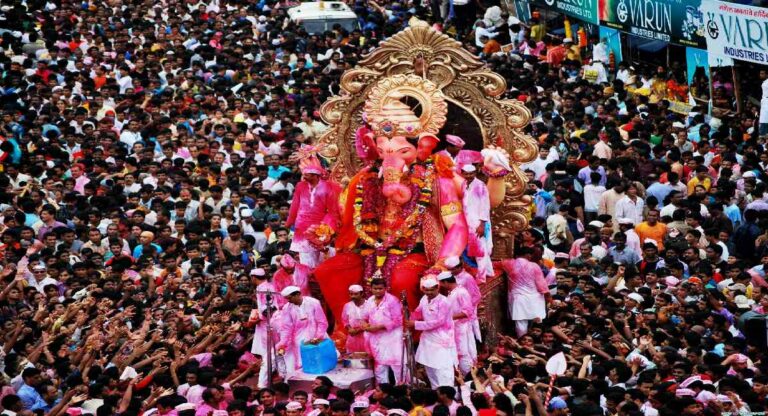 Lal Bagh Ke Raja:  विसर्जन समारोह को चोरों ने बनाया मौका, थानों में शिकायत दर्ज कराने लगी भीड़