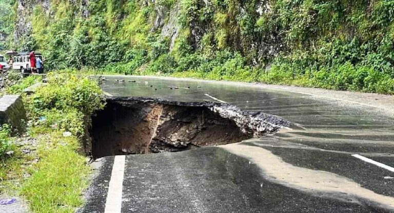 सिक्किम का देश से संपर्क टूटा, जानें कारण