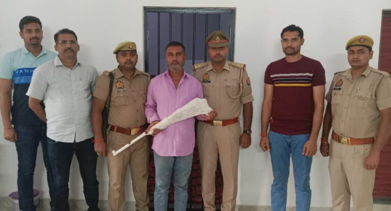 Uttar Pradesh: देवरिया हत्याकांड का मुख्य आरोपी नवनाथ मिश्रा गिरफ्तार, पुलिस ने जब्त की राइफल