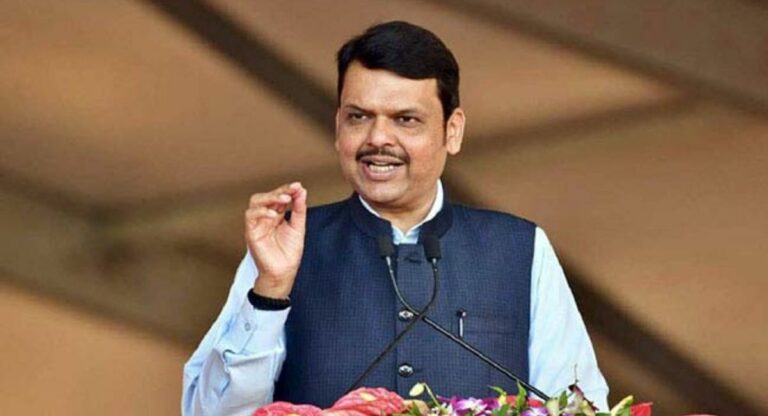Maharashtra Politics: इस्तीफा देने पर अड़े फडणवीस, आज दिल्ली में भाजपा के शीर्ष नेताओं से करेंगे मुलाकात