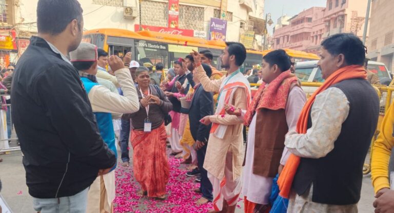 Varanasi: तमिल मेहमानों का पांचवा दल काशी पहुंचा, ऐसे किया गया स्वागत