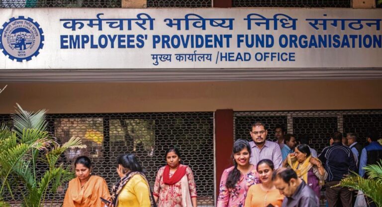 EPFO:  कर्मचारियों को बड़ा उपहार, पीएफ पर ब्याज दर में ‘इतने’ की वृद्धि