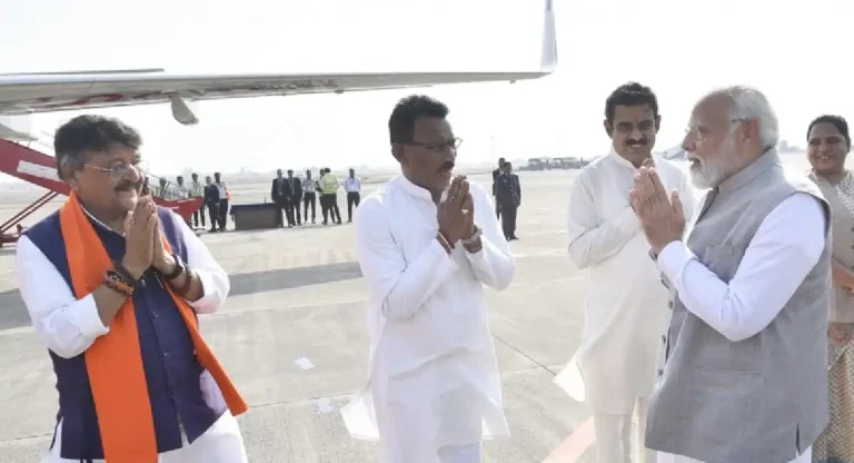 PM Modi at Indore airport: प्रधानमंत्री मोदी के लिए इंदौर एयरपोर्ट पर समर्थकों की उमरी भीड़