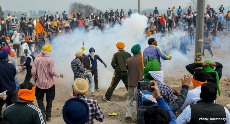 Farmer Protest: दिल्ली कूच पर अड़े किसान, राष्ट्रीय राजधानी की सभी सीमाओं पर कड़ी सुरक्षा