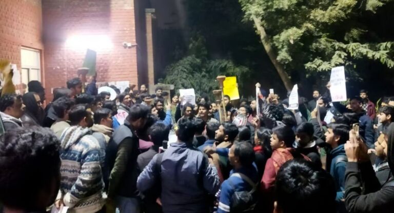 Delhi: जेएनयू में एक बार फिर बवाल, एबीवीपी और वामपंथी छात्र संगठनों के बीच झड़प; देखें वीडियो