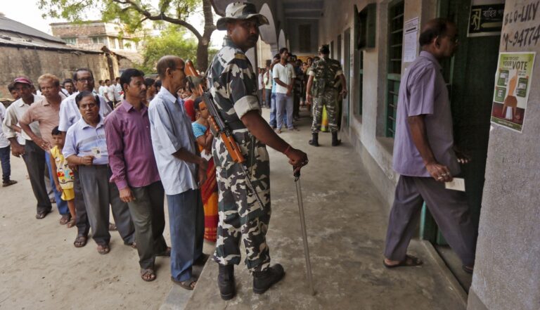 Lok Sabha Chunav 2024: पश्चिम बंगाल में वोटिंग के साथ ही हिंसा शुरू, उपद्रवियों ने EVM और VVPAT को पानी में फेंका