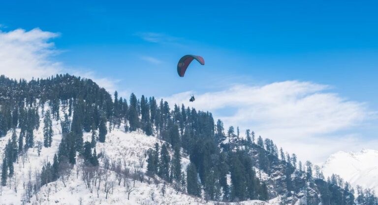 Paragliding in Manali: मनाली में पैराग्लाइडिंग के लिए सभी अच्छी जगहों के बारे में जानें