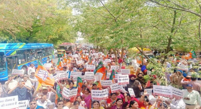 BJP Protest: दिल्ली में जल संकट के खिलाफ भाजपा ने किया प्रदर्शन, मुख्यमंत्री से मांगा इस्तीफा