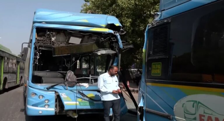 Delhi DTC Bus Collision: दिल्ली के नौरोजी नगर इलाके में DTC की दो बसें आपस में टकराईं, सड़क पर लगा लंबा जाम