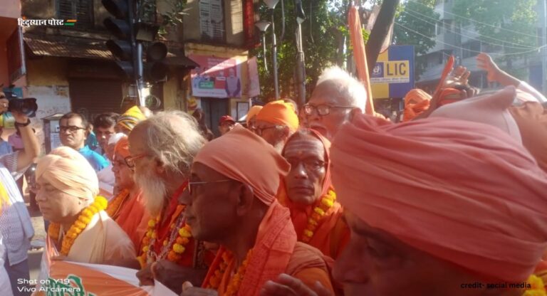 West Bengal: संतों पर बोलकर फंसीं ममता, सड़कों पर उतरे 500 से अधिक साधु