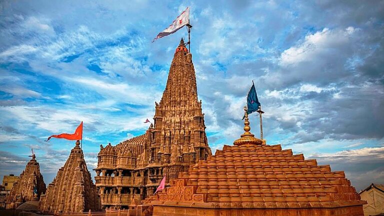Dwarka Temple: द्वारका मंदिर का इतिहास जानने के लिए पढ़ें यह आर्टिकल