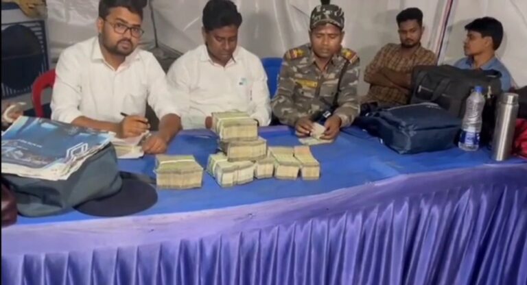 Jharkhand News: रामगढ़ में SST Team की बड़ी कार्रवाई, जांच के दौरान कार से लाखों रुपए बरामद