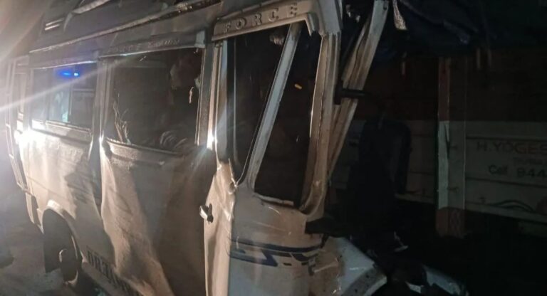 Karnataka Accident: कर्नाटक में भीषण सड़क हादसा! श्रद्धालुओं से भरी बस ट्रक से टकराई, 13 लोगों की मौत