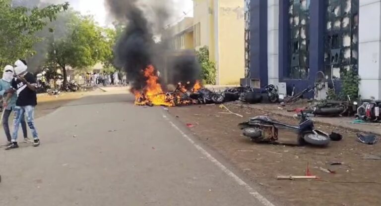 Chhattisgarh News: छत्तीसगढ़ के बलौदाबाजार में सतनामी समुदाय का हिंसक प्रदर्शन, कलेक्ट्रेट और एसपी ऑफिस में लगाई आग