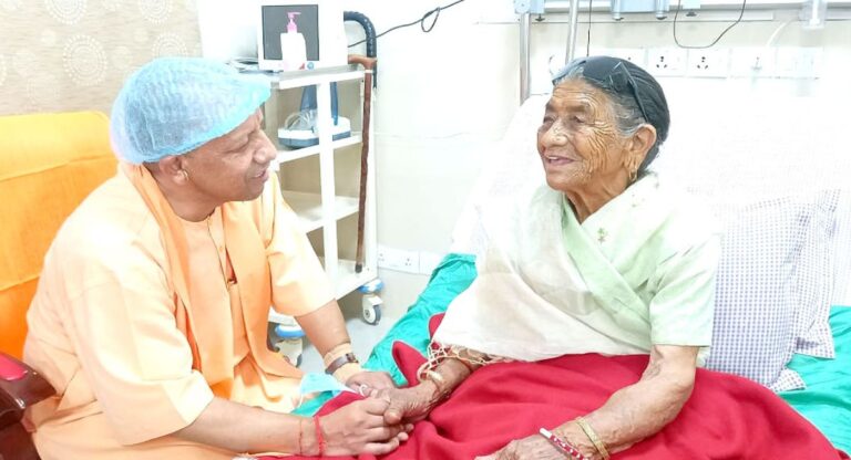 CM Yogi: मां से मिलने एम्स पहुंचे CM Yogi, रुद्रप्रयाग हादसे के घायलों से भी की मुलाकात