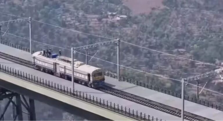 Chenab Railway Bridge: दुनिया के सबसे ऊंचे चिनाब रेलवे पुल पर दौड़ी ट्रेन, रेल मंत्री ने शेयर किया वीडियो