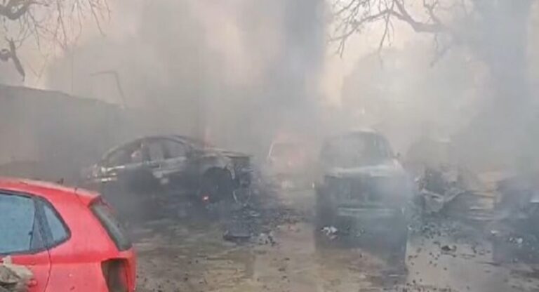 Fire: गैराज में लगी आग में फंसी कारों में हुए धमाके, दमकल ने पाया काबू