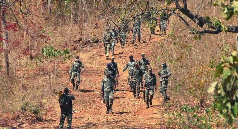 Naxalites Encounter: नारायणपुर के जंगलों में जवानों और नक्सलियों के बीच मुठभेड़, 5 नक्सली ढेर
