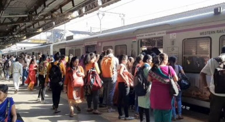 Mumbai News: पश्चिम रेलवे की सेवाएं बाधित, स्टेशनों पर यात्रियों की भारी भीड़