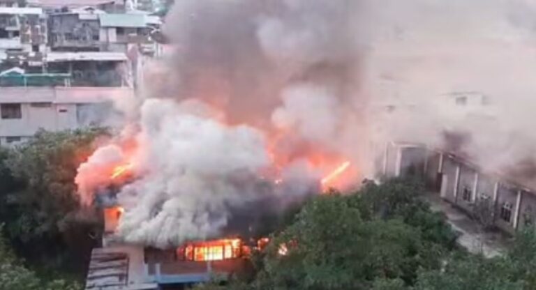 Fire:  मणिपुर के मुख्यमंत्री के बंगले के पास पूर्व आईएएस अधिकारी के घर में भीषण आग, दमकलकर्मी मौजूद