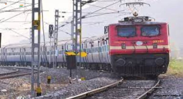 Indian Railways: रेल यात्रियों की सुविधा के लिए रेलवे चलाएगी स्पेशल ट्रेनें, जानें पूरी सूची