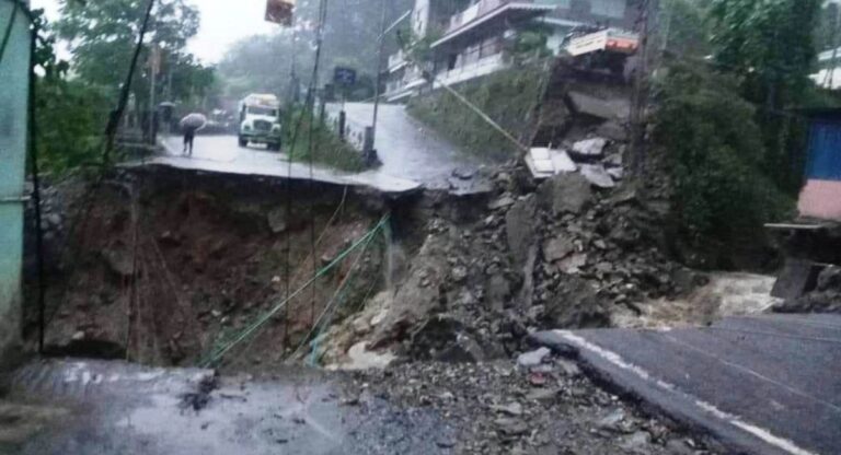 Landslide:  सिक्किम में भारी बारिश और भूस्खलन, लाचुंग में 1,200 से अधिक पर्यटक फंसे