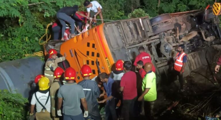 Accident: मुंबई-पुणे एक्सप्रेसवे पर बड़ा हादसा, पंढरपुर जा रही श्रद्धालुओं से भरी बस खाई में पलटी