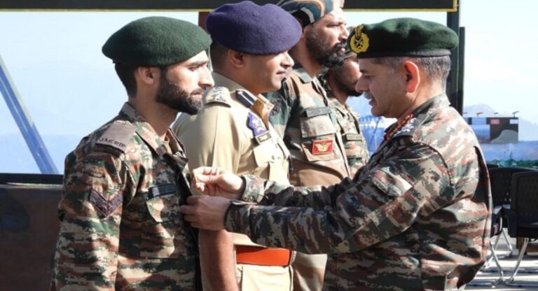 Army Chief Upendra Dwivedi: सेना प्रमुख ने केरन सेक्टर के अग्रिम इलाकों का किया दौरा, कमांडरों और सैनिकों से की बातचीत