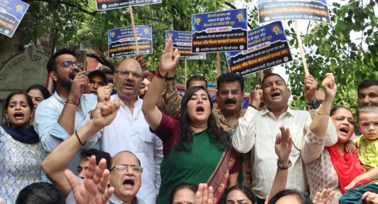 Delhi: बिजली दरों में बढ़ोत्तरी के खिलाफ भाजपा का प्रदर्शन, ‘आप’ पर लगाया यह आरोप