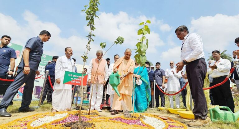 UP News: मुख्यमंत्री योगी ने किया पौधरोपण अभियान का शुभारंभ, आज यूपी बनाएगा एक और रिकॉर्ड