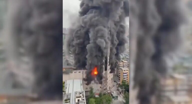 China Fire in Mall: चीन में बड़ा हादसा, शॉपिंग मॉल में लगी भीषण आग, कई लोगों की जलकर मौत