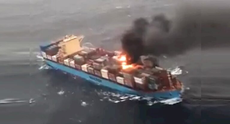 Fire News: गोवा तट के पास मालवाहक जहाज में लगी भीषण आग, बचाव दल मौके पर मौजूद